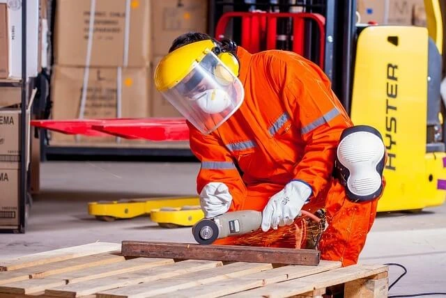 Man sägt ein Metall und hat die entsprechende Schutzausrüstung auf. # Behavior Based Safety